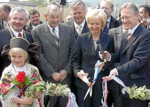 Prominenz bei der Eröffnung: Bürgermeister Manfred Raum mit (v.l.) Staatsminister Günter Beckstein, Ministerpräsidenten-Gattin Karin Stoiber und Staatsminister Werner Schnappauf.