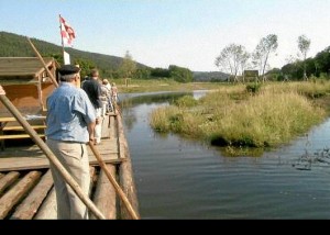 Die herrlich renaturierte Rodach lädt zu Floßfahrten ein, die die Floßgemeinschaften aus dem Landkreis gemeinsam organisieren. Noch heute flößen die Neuseser Flößer regelmäßig.