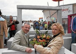 Bürgermeister Manfred Raum gemeinsam mit Showmaster Thomas Gottschalk. Der "Reality TV Garten" ist Teil der Landesgartenschau und dem Showmaster gewidmet.