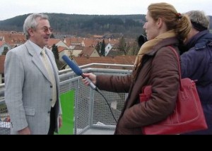 Großes überregionales Interesse an Kronach: Bürgermeister Manfred Raum wird auf dem Aussichtsturm interviewt und wirbt für Kronach.