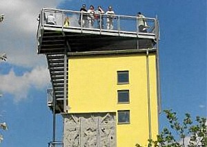Kletter- und Aussichtsturm in einem: Die Aussichtsplattform mit Blick über die Stadt erreicht man bequem über Treppen, an Innen- und Außenwänden kann nach belieben geklettert werden