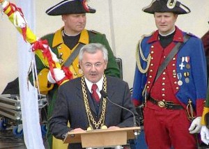 Bürgermeister Manfred Raum begrüßt die vielen hundert Eröffnungsgäste und wird dabei von der Kronacher Bürgerwehr eskortiert