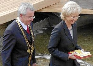 An Karin Stoiber überreicht er ein Begrüßungspräsent.