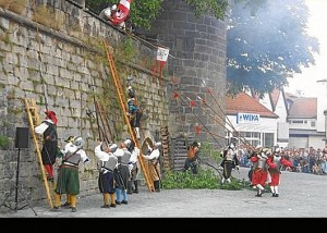 Viele historische Szenen gab es im Jubiläumsjahr zu sehen: Das Bayerische Bürgerwehrtreffen mit über Tausend auswärtigen uniformierten Teilnehmern sowie das historische Stadtspektakel, das im Jubiläumsjahr um eine hervorragende Inszenierung des Schwedensturms erweitert worden war (Foto), waren die historischen Höhepunkte.Viele historische Szenen gab es im Jubiläumsjahr zu sehen: Das Bayerische Bürgerwehrtreffen mit über Tausend auswärtigen uniformierten Teilnehmern sowie das historische Stadtspektakel, das im Jubiläumsjahr um eine hervorragende Inszenierung des Schwedensturms erweitert worden war (Foto), waren die historischen Höhepunkte.