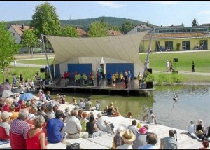 Die neu geschaffene Seebühne ist oft Schauplatz für tolle Veranstaltungen. Auf der Seetribüne und -Terrasse finden viel Zuschauer Platz.