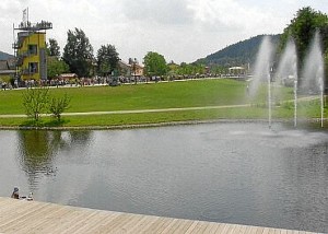 Aussichtsturm und Wege sind voller Menschen. Kronach hat eine "grüne Lunge" bekommen.