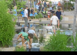 Riesige Spiellandschaft zum Austoben für die Kleinsten: Der neue Kinderspielplatz hat mehr zu bieten als je zuvor! Täglich tummeln sich hier Familien mit Kindern.